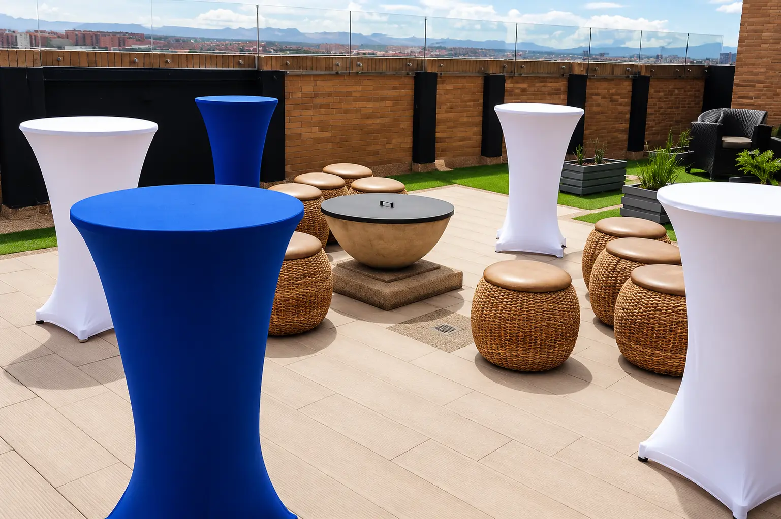 Coctel corporativo en terraza con mesas cocteleras