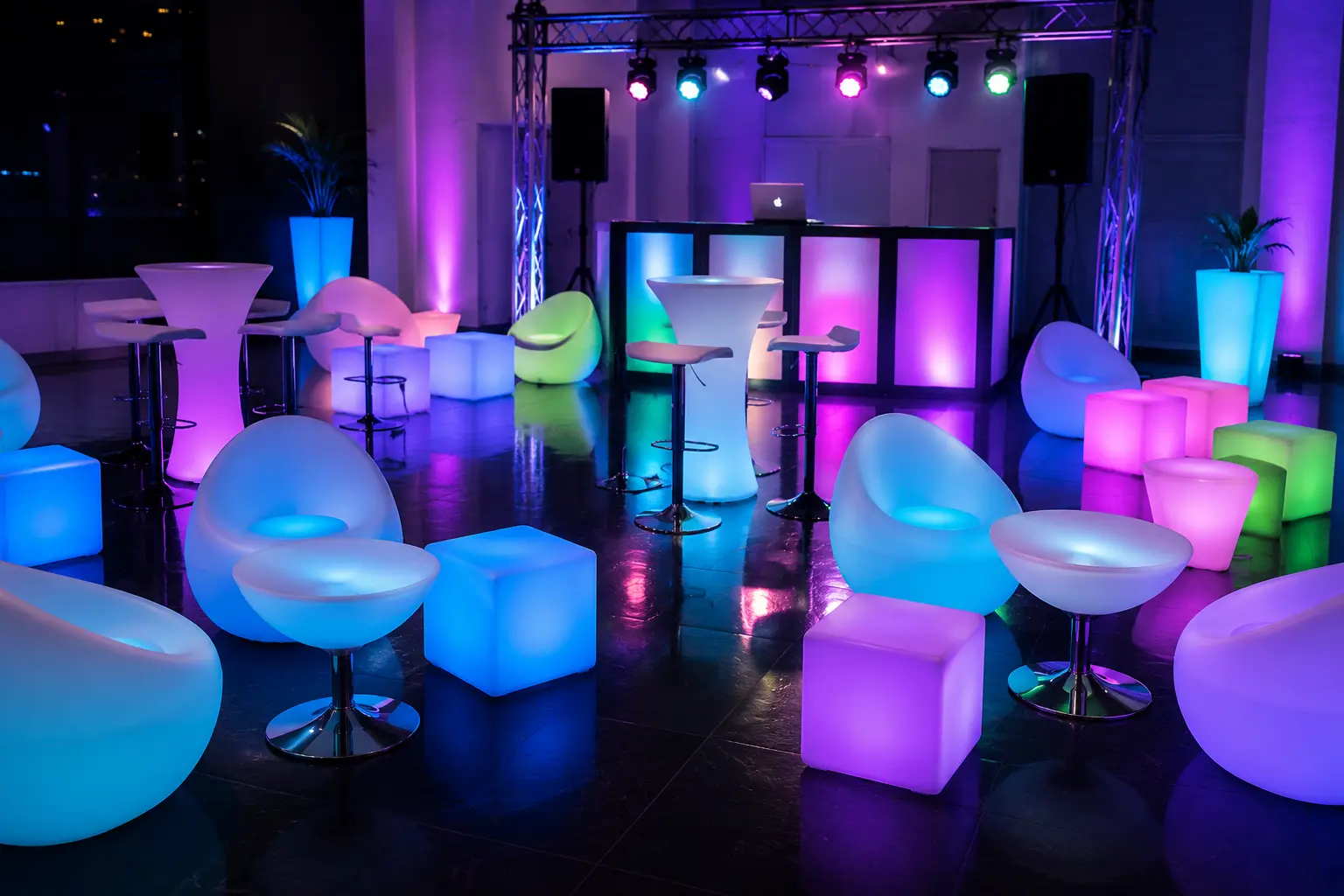 Fiesta con mobiliario LED iluminado de colores
