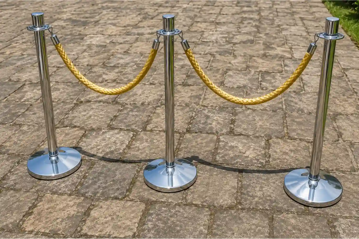 Separadores con cordón dorado — ideas para eventos